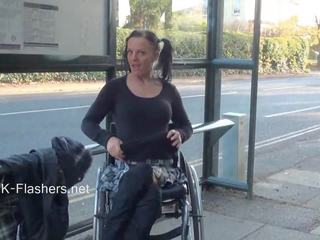 Paraprincess sett opp luft ekshibisjonisme og blinkende wheelchair constrained søta demonstrating av smashing pupper og trimmet vulva i offentlig
