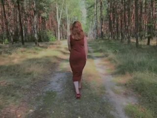 Playful roodharige urineren in bos en tonen haar groot boezem