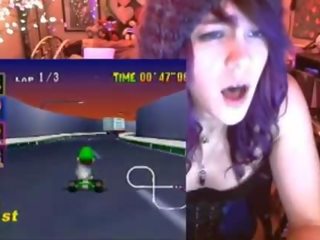 Geek femme fatale cums spelen mario kart