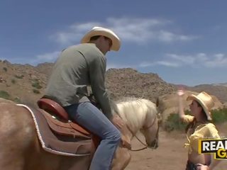 Magnificent brunetė paauglys eskortas misija akmuo lauke cowboy stilius šūdas