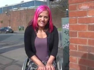 Wheelchair związanie leah caprice w uk błyskowy i na zewnątrz nagość