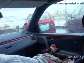 Poilu chatte russe diva baise en la voiture en publique