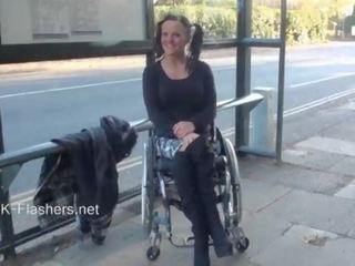 Paraprincess utendørs ekshibisjonisme og blinkende wheelchair fastbundet cookie viser