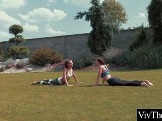Lesbijki zrobić joga w the ogród przed lizanie każdy inni mokre cipki