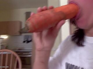 Grown māte fucks viņai twat ar carrot un pissed par