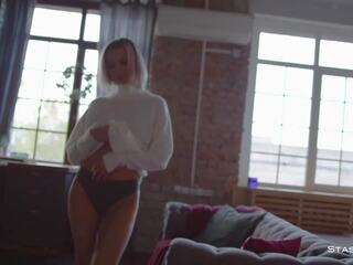 Stasyq - bonita jovem grávida berylq vids dela incrível corpo próximo para o natalino árvore