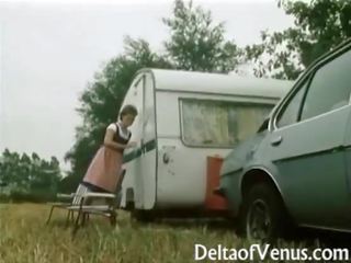 Retro vokiškas seksas - plaukuotas putė brunetė dulkinimasis į camper