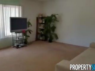 Propertysex ügyfél baszik aprótermetű ingatlanügynök -ban otthon készült trágár film