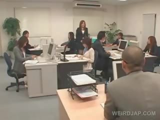 Japonská stunner dostane roped na ji kancelář židle a v prdeli