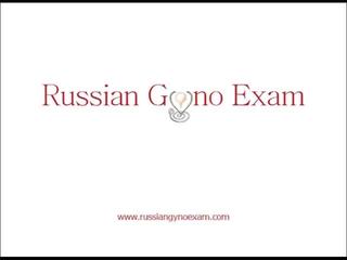 A plumpy krūtinga rusiškas seductress apie a gyno egzaminas