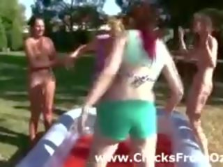 Austrālietis amatieri lesbietes spēlē uz basejns ārā