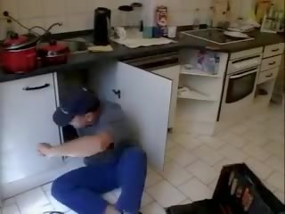 Домогосподарка трахає plumber по snahbrandy