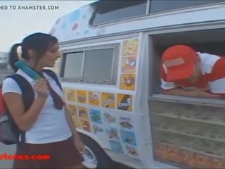 Icecream camion blond scurt părul adolescenta inpulit și haleală