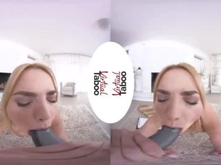 Virtual tabu - ładne blondynka nastolatka feeding jej cipka
