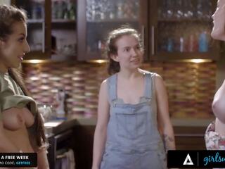 Girlsway - צמא xxx וידאו addicts smash ב ה מטבח counter ב מול של ה plumber