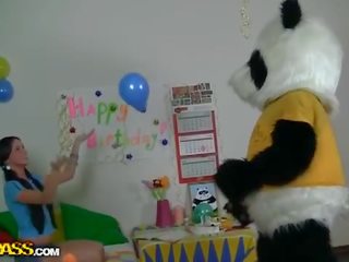 Brunete pusaudze mīļumiņš fucked ar strapon panda