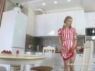 Kristinka onanerar med leksak i dining rum vuxen video- vids