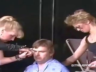 Une bizarre dominatrice haircut