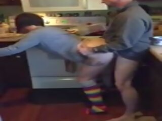 Femme cumming sur maris copains piquer en la cuisine