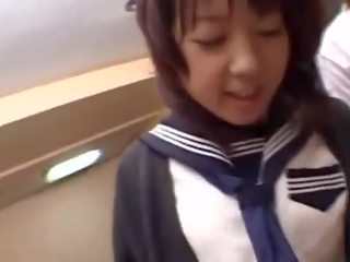 女孩 urinate 上 一 女兒