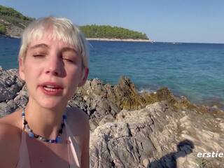 Ersties - attraente annika giochi con se stessa su un grande spiaggia in croazia