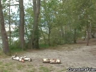 Atemberaubend großmutter dreier mit gefährten auf die strand dreckig klammer videos