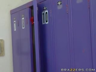 Desirable veľký titted blondýna dostane pribil v the locker izba