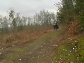 Dark-haired ranskalainen tyttö saa an vanha keikari peniksen sisään hänen kusipää