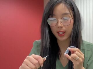 Mignonne asiatique médical étudiant en lunettes et naturel chatte baise son tutor et obtient creampied