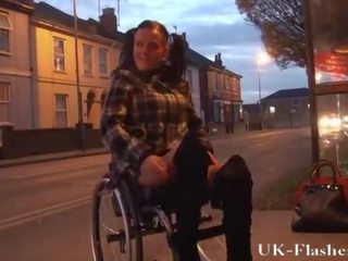 Leah caprice intermitente coño en público desde su wheelchair con handicapped engli